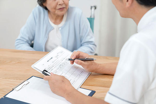 スタッフの話を聞いている高齢者