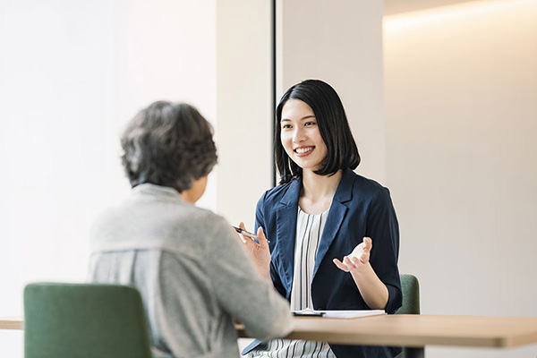 女性スタッフに相談している高齢者
