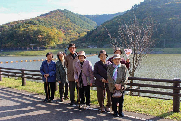 外出行事で記念撮影している高齢者たち