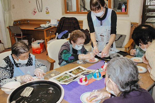 お菓子作りをしている高齢者