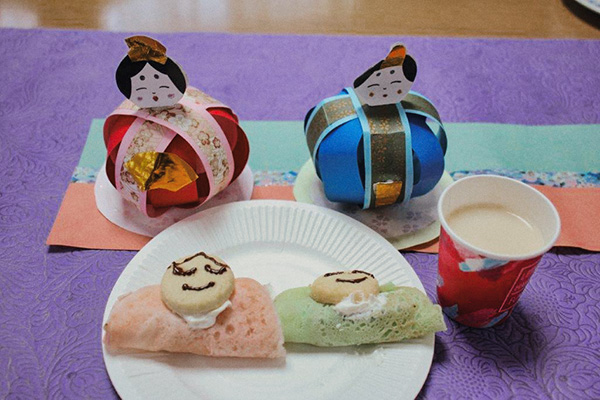 紙で作られたひな人形と桜餅