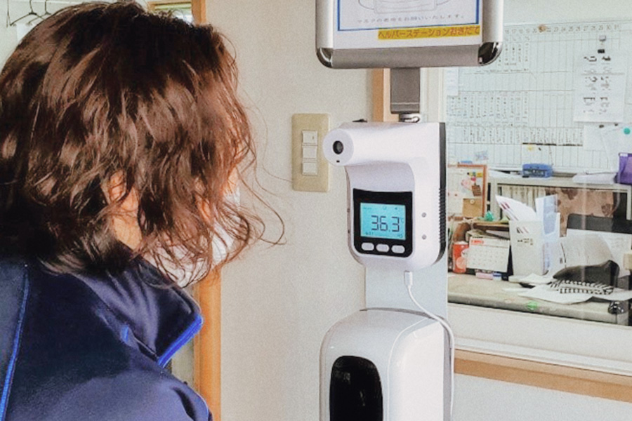 体温測定をしているヘルパーステーションおきだてのスタッフ