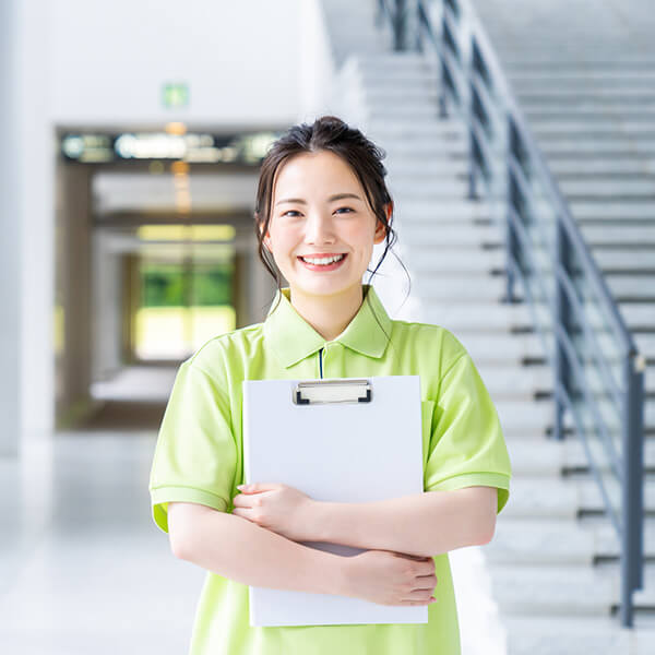 ファイルを抱える先輩社員の女性イメージ