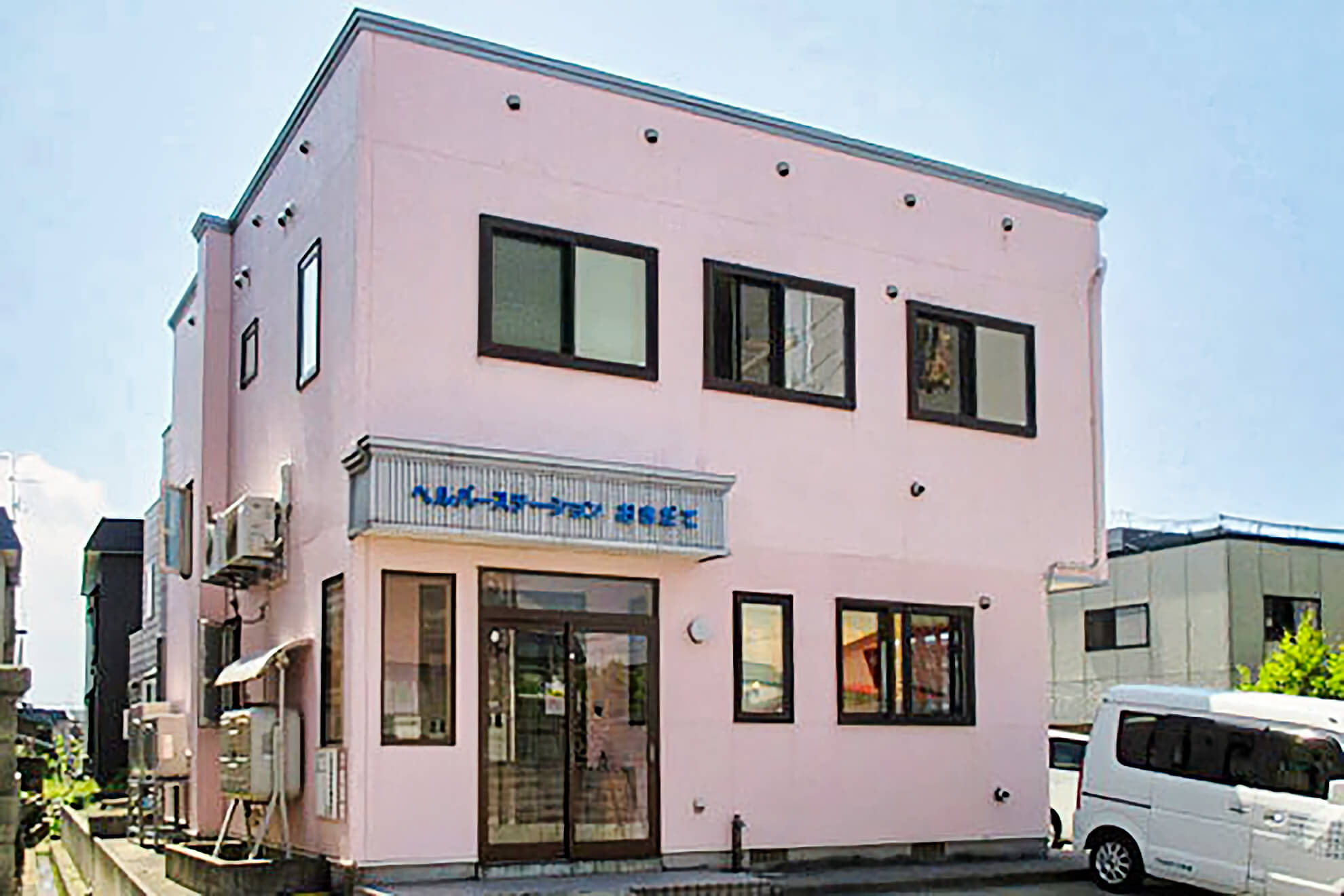 運動をしている高齢者とスタッフ